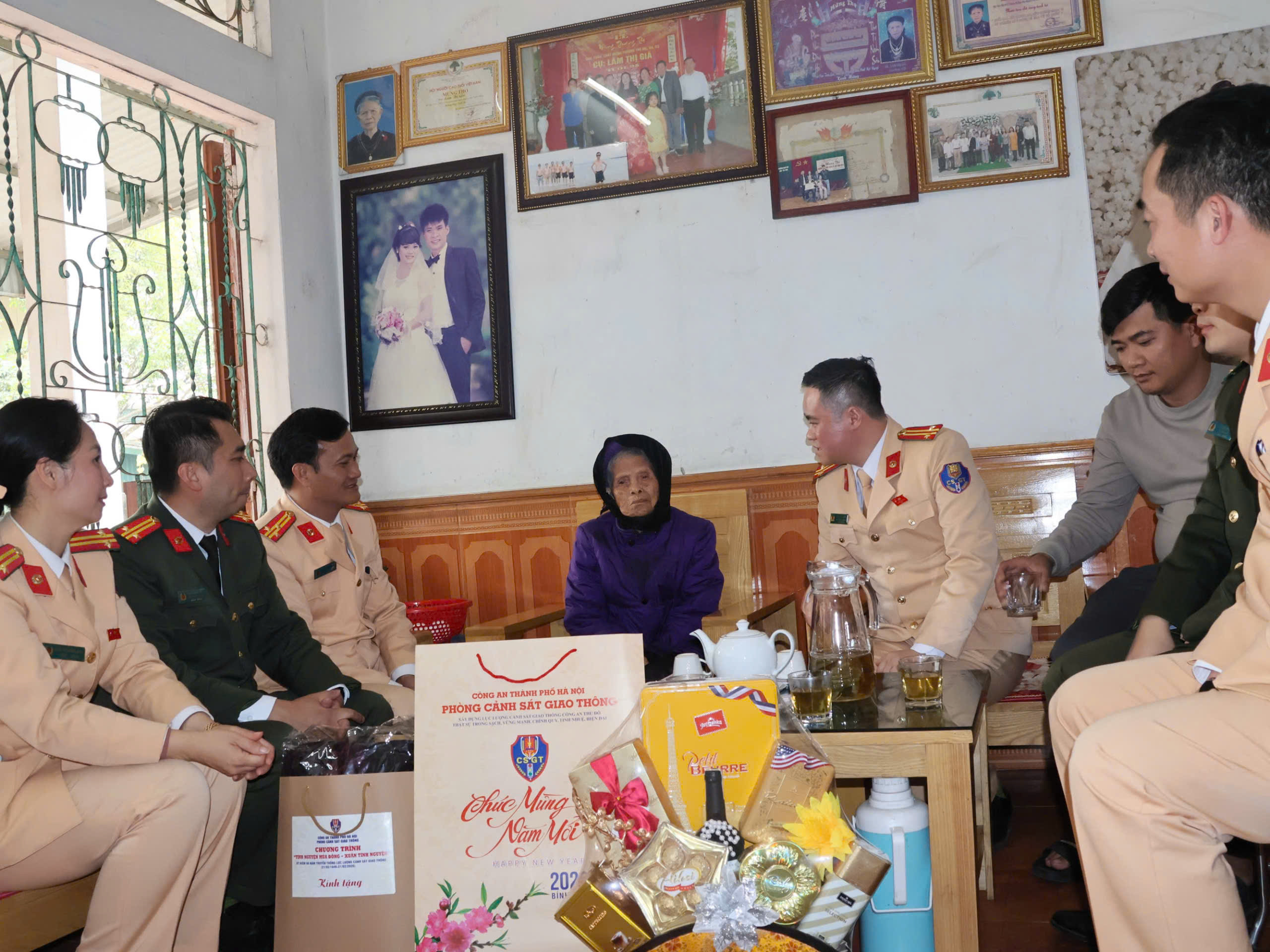 Phòng CSGT Hà Nội tổ chức hoạt động “Về nguồn – giáo dục truyền thống – chung sức cùng cộng đồng” tại Tuyên Quang - ảnh 3
