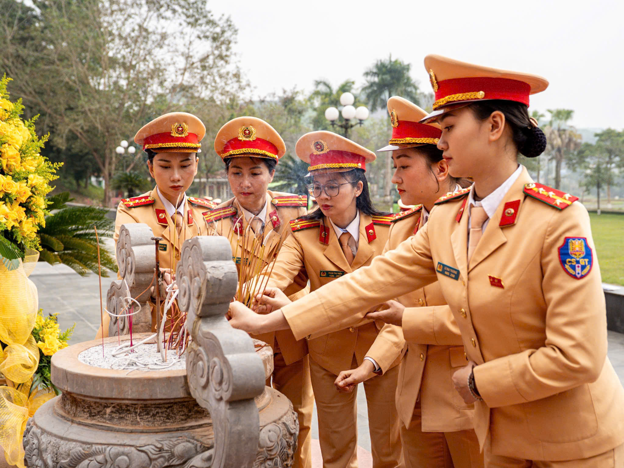 Phòng CSGT Hà Nội tổ chức hoạt động “Về nguồn – giáo dục truyền thống – chung sức cùng cộng đồng” tại Tuyên Quang - ảnh 1