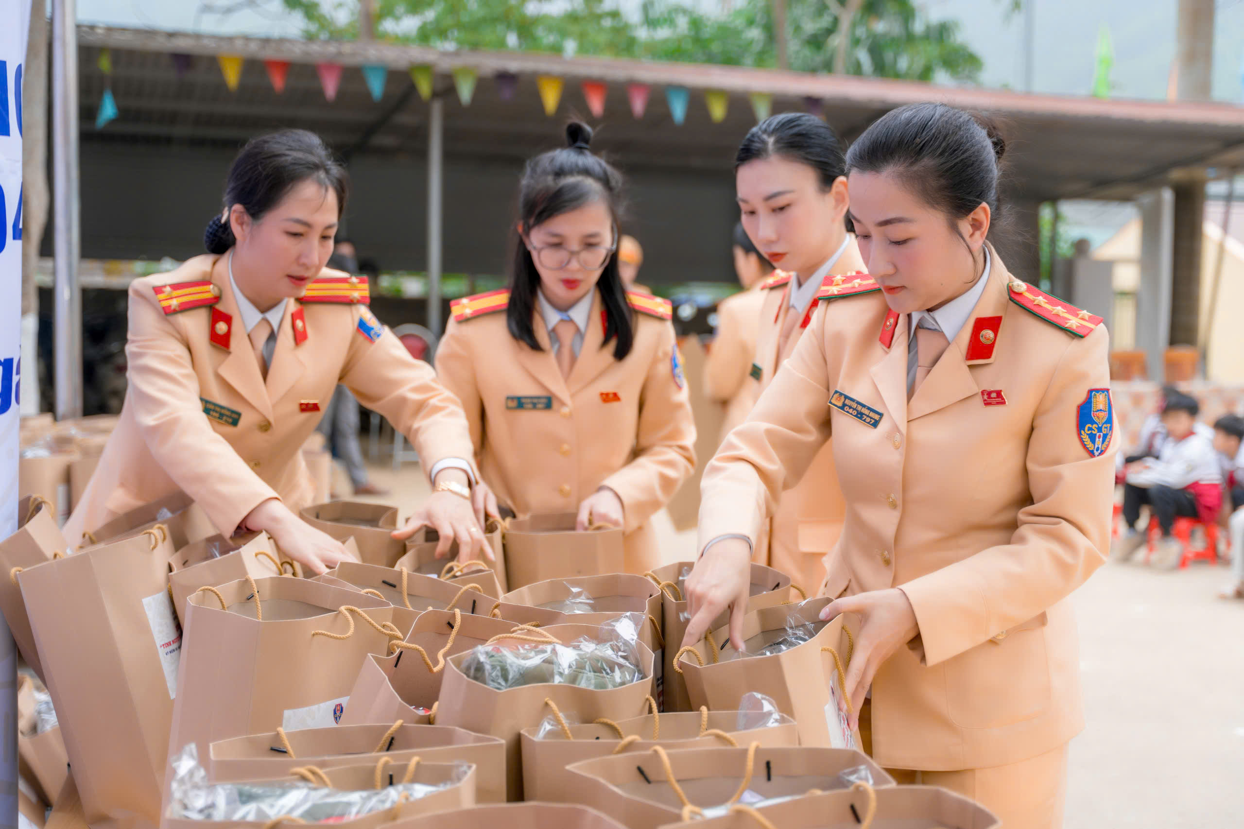 Phòng CSGT Hà Nội tổ chức hoạt động “Về nguồn – giáo dục truyền thống – chung sức cùng cộng đồng” tại Tuyên Quang - ảnh 6