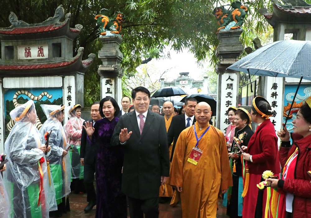 Chủ tịch nước và Phu nhân cùng đoàn kiều bào dâng hương trước tượng đài Vua Lý Thái Tổ - ảnh 2