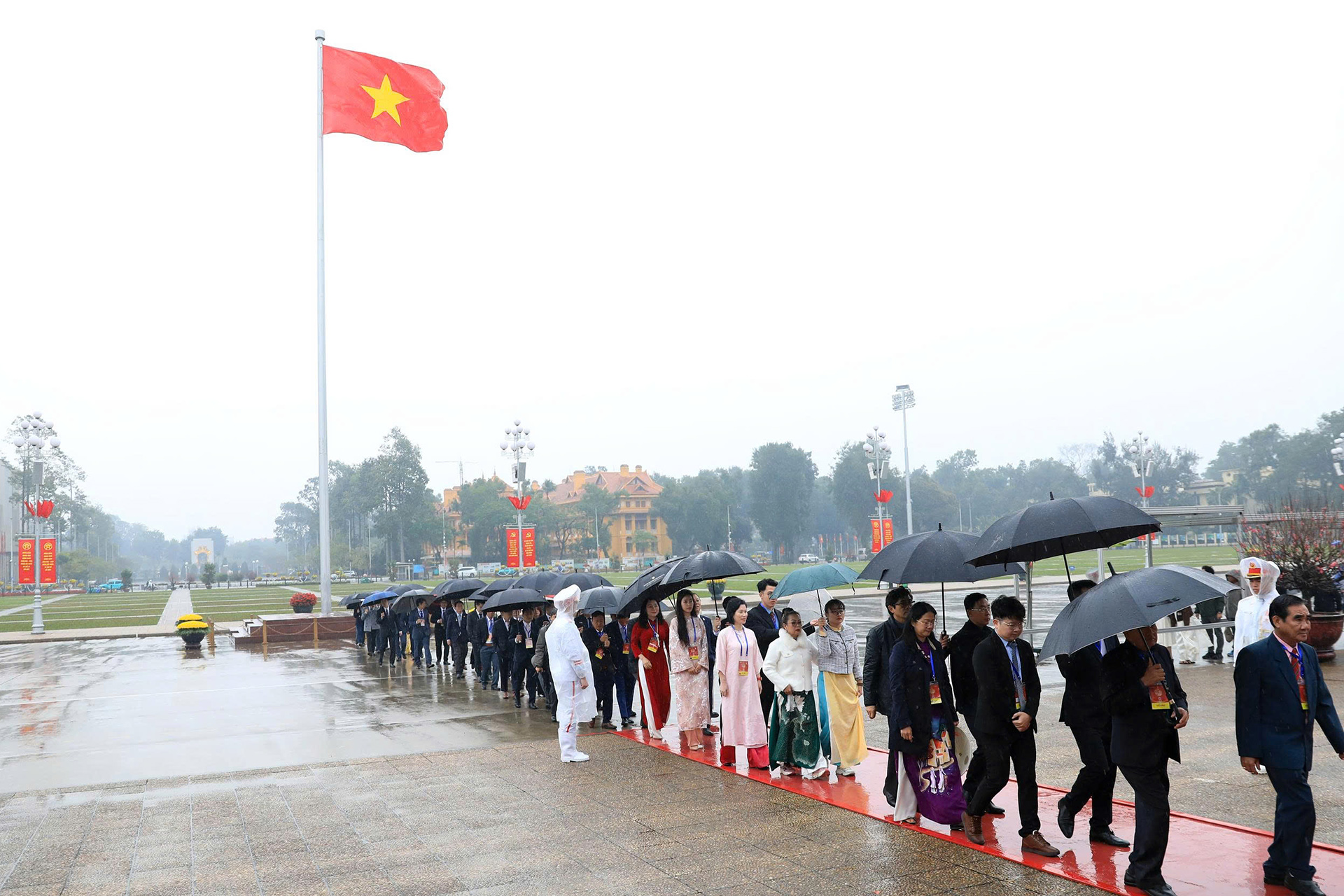 Chủ tịch nước và Phu nhân cùng đoàn kiều bào dâng hương trước tượng đài Vua Lý Thái Tổ - ảnh 4
