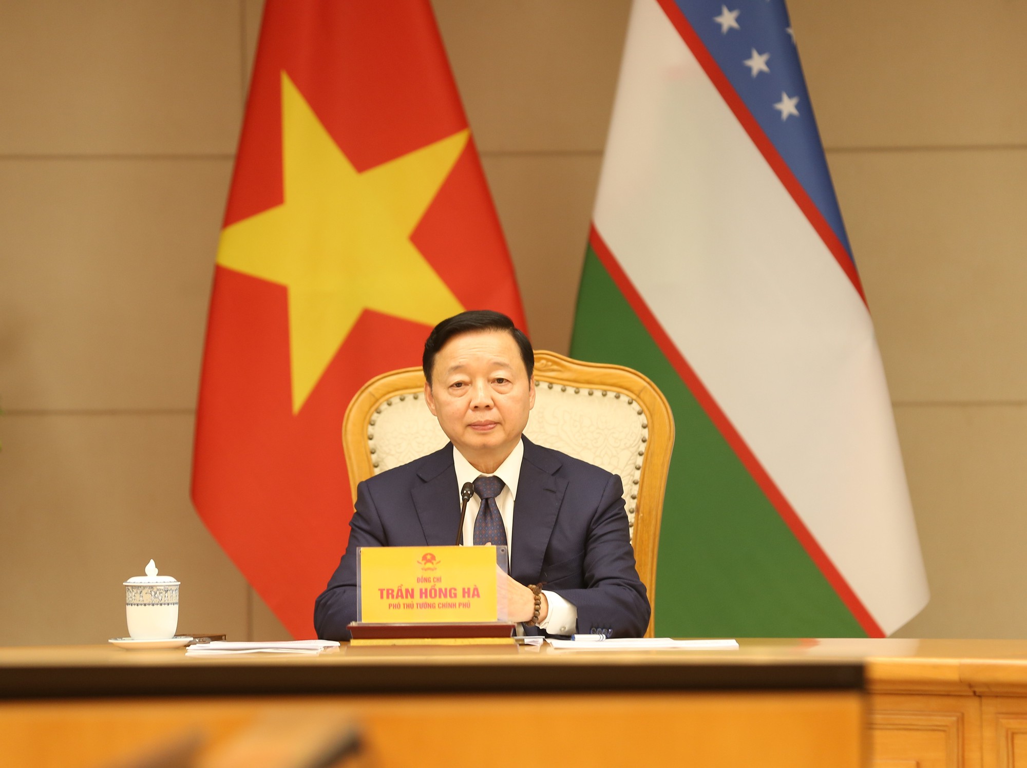 Phó Thủ tướng Trần Hồng Hà họp trực tuyến với Phó Thủ tướng Uzbekistan Jamshid Khodjaev - ảnh 1