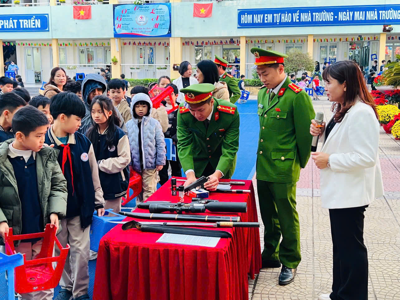 Trường Tiểu học Ngọc Lâm tuyên truyền pháp luật về vũ khí, vật liệu nổ và phòng chống pháo nổ trong học đường - ảnh 2