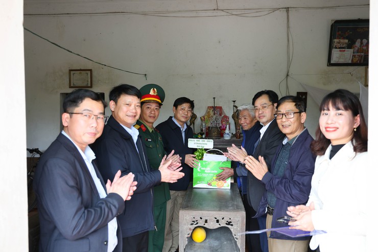 Xã Chương Dương thăm, tặng quà Tết người có công, người cao tuổi trên địa bàn - ảnh 2