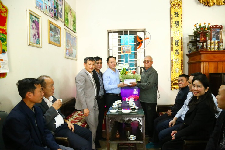 Xã Chương Dương thăm, tặng quà Tết người có công, người cao tuổi trên địa bàn - ảnh 1