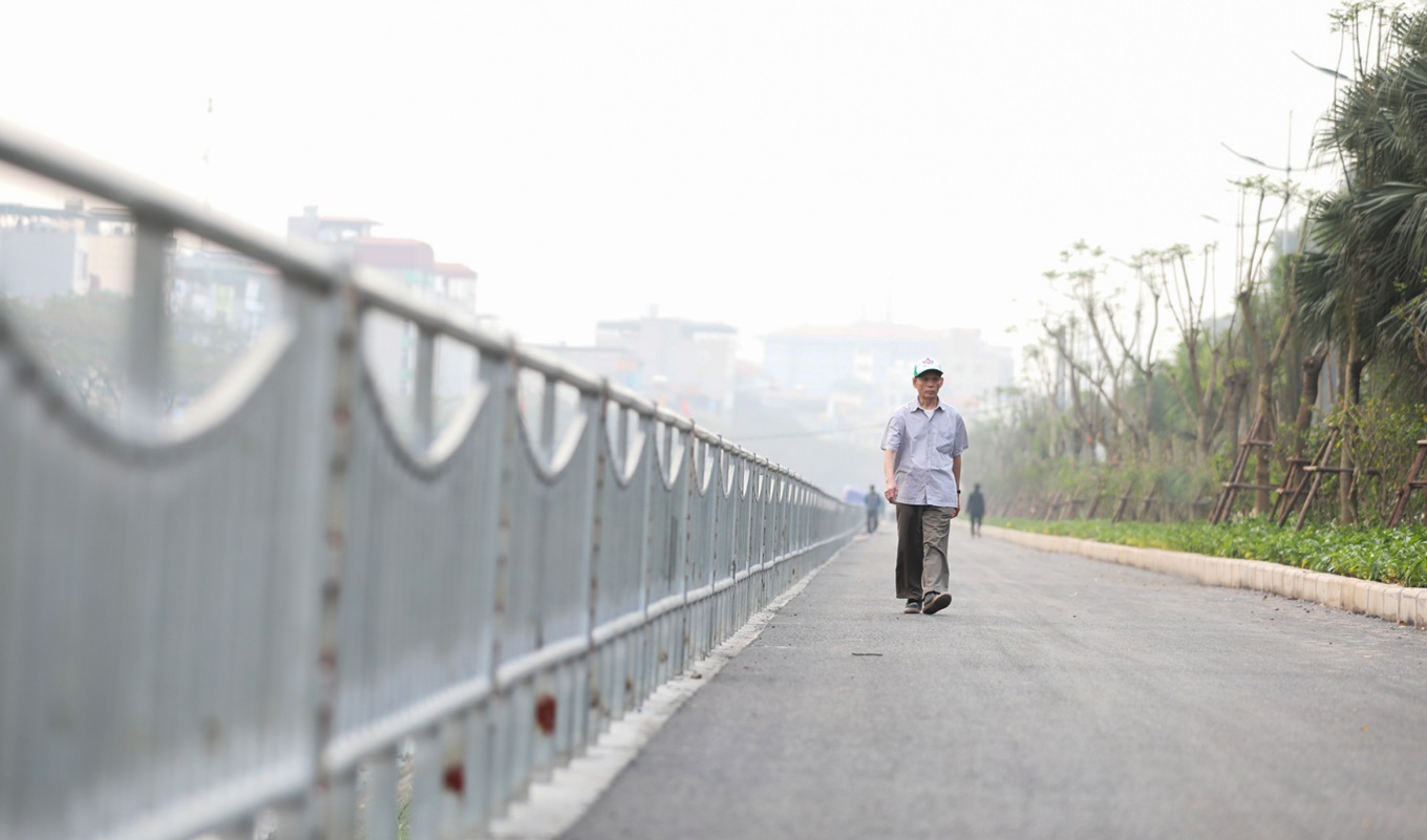 Hà Nội thí điểm làn đường cho xe đạp ven sông Tô Lịch từ ngày 1/2/2024 - ảnh 1