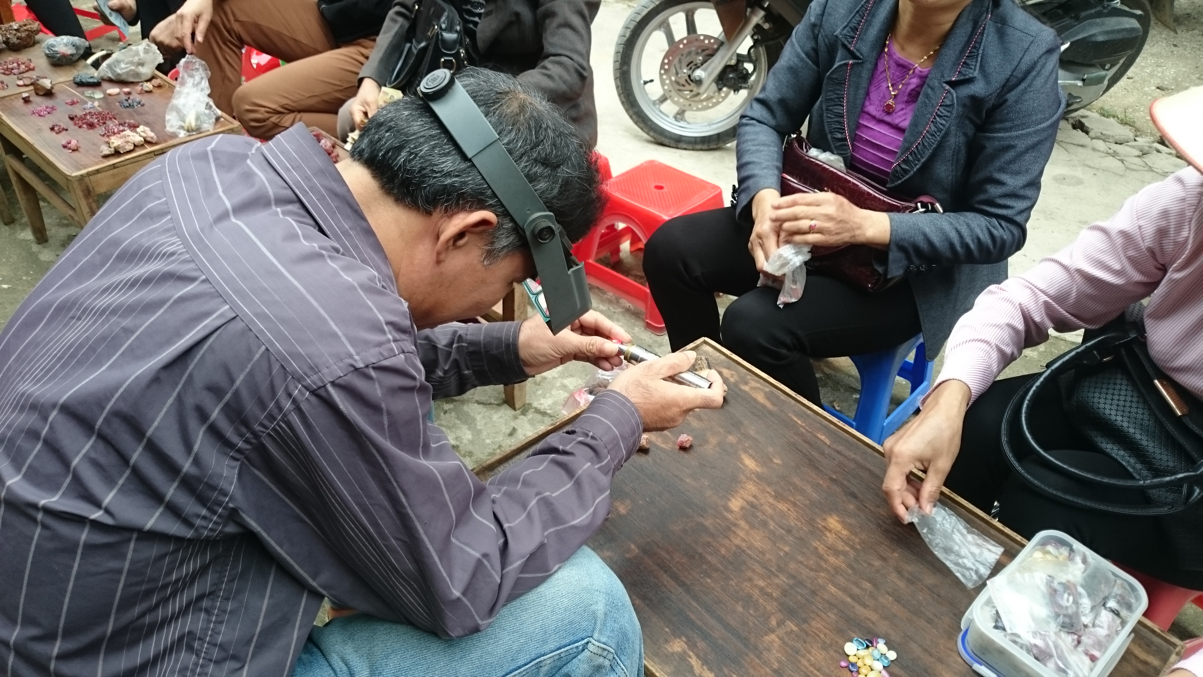 “Độc - lạ” Chợ đá quý Lục Yên - ảnh 2