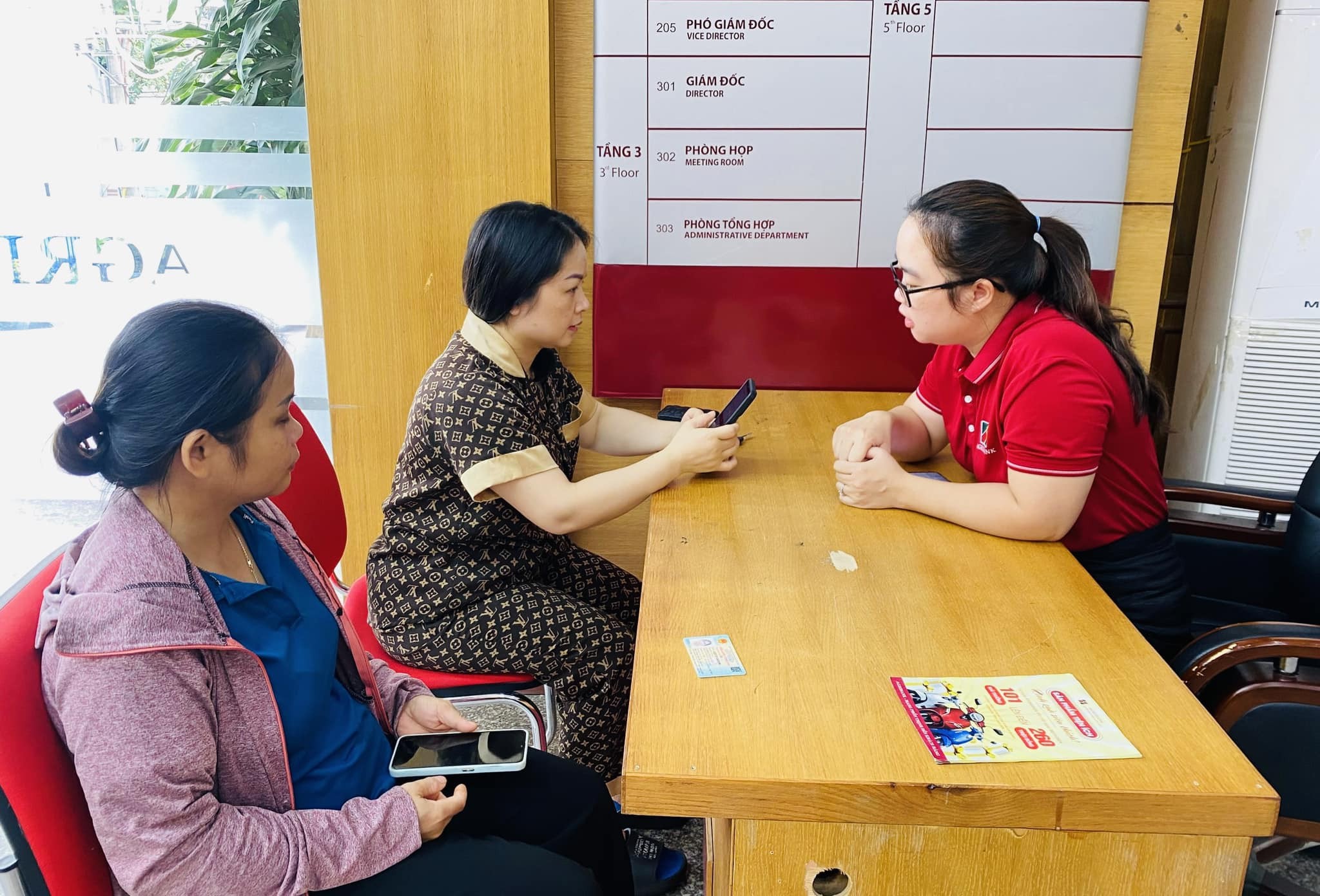 Agribank hỗ trợ khách hàng thu thập sinh trắc học ngay tại quầy giao dịch - ảnh 2