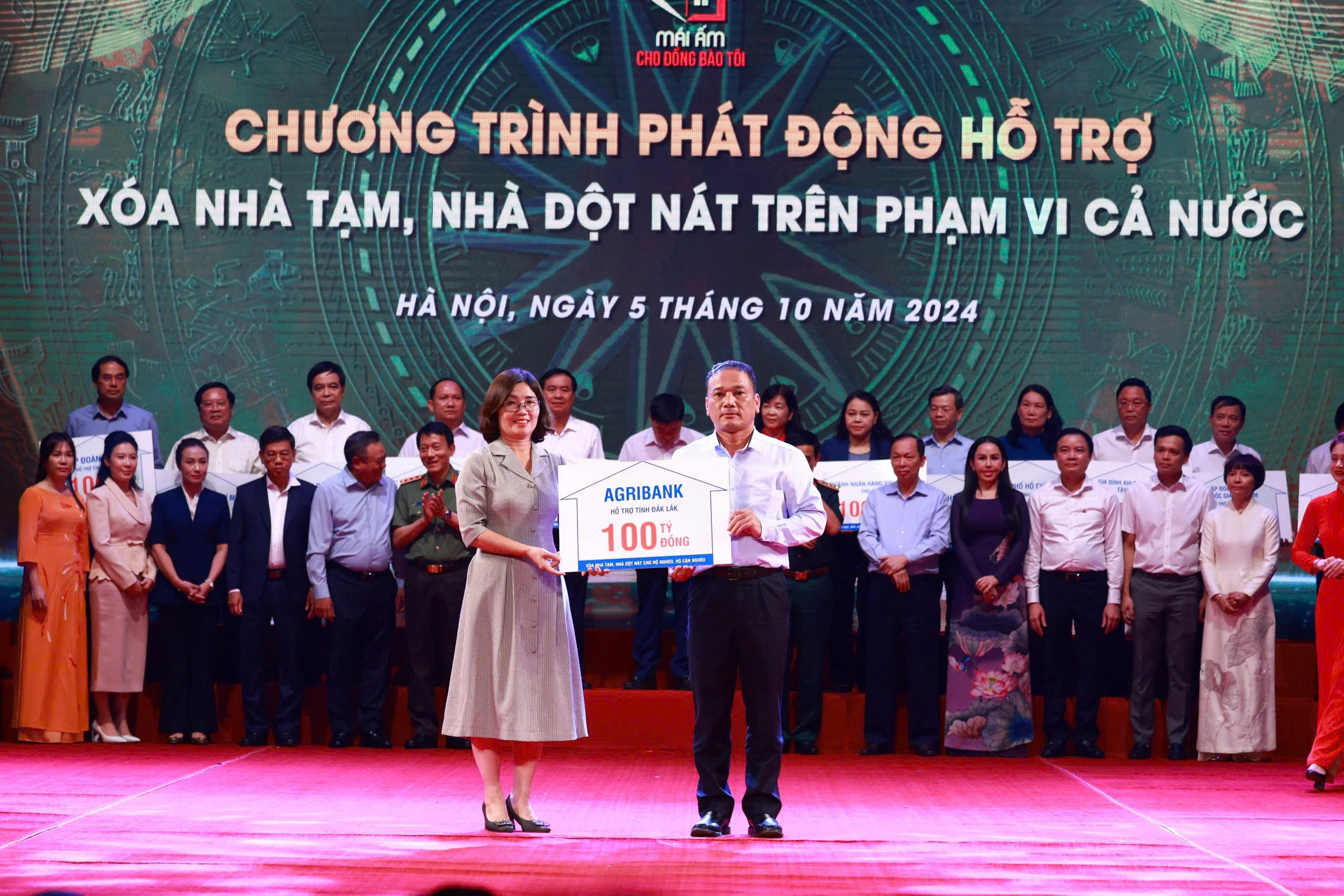Agribank ủng hộ 100 tỷ đồng hưởng ứng đợt thi đua cao điểm hoàn thành xóa nhà tạm, nhà dột nát trên cả nước - ảnh 3