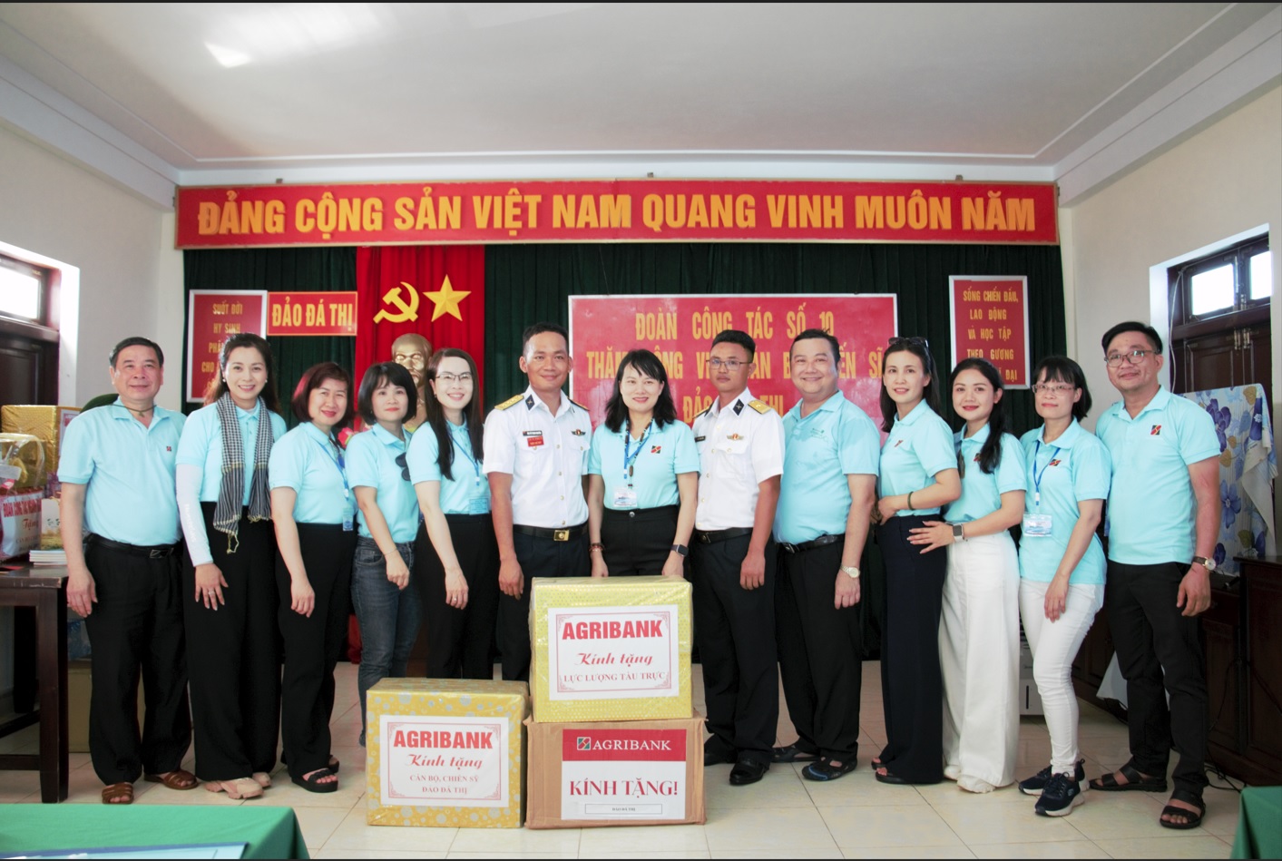 Agribank cùng đoàn công tác ngành ngân hàng thăm hỏi và động viên quân dân huyện đảo Trường Sa và Nhà giàn DKI - ảnh 7