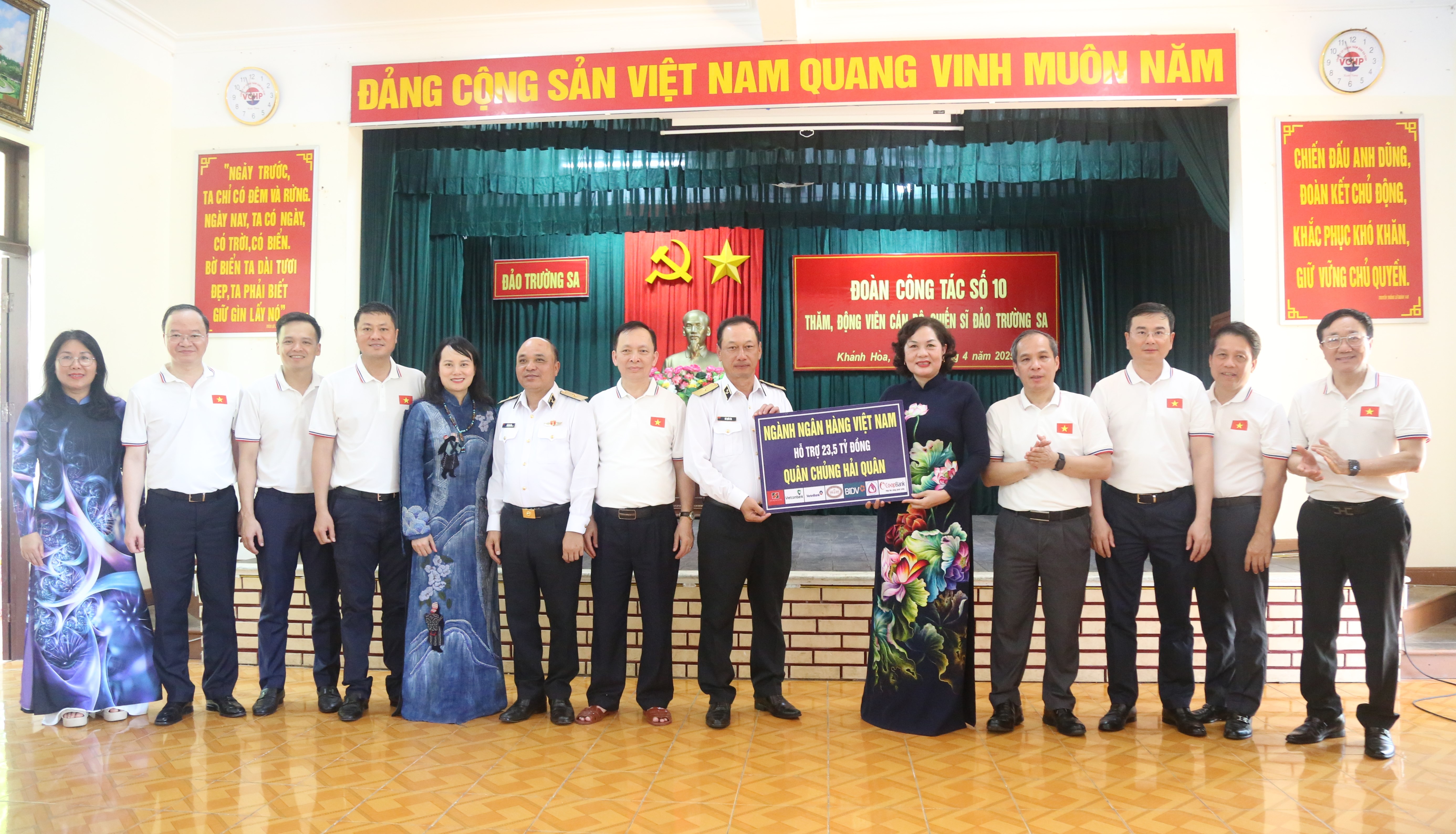 Agribank cùng đoàn công tác ngành ngân hàng thăm hỏi và động viên quân dân huyện đảo Trường Sa và Nhà giàn DKI - ảnh 2