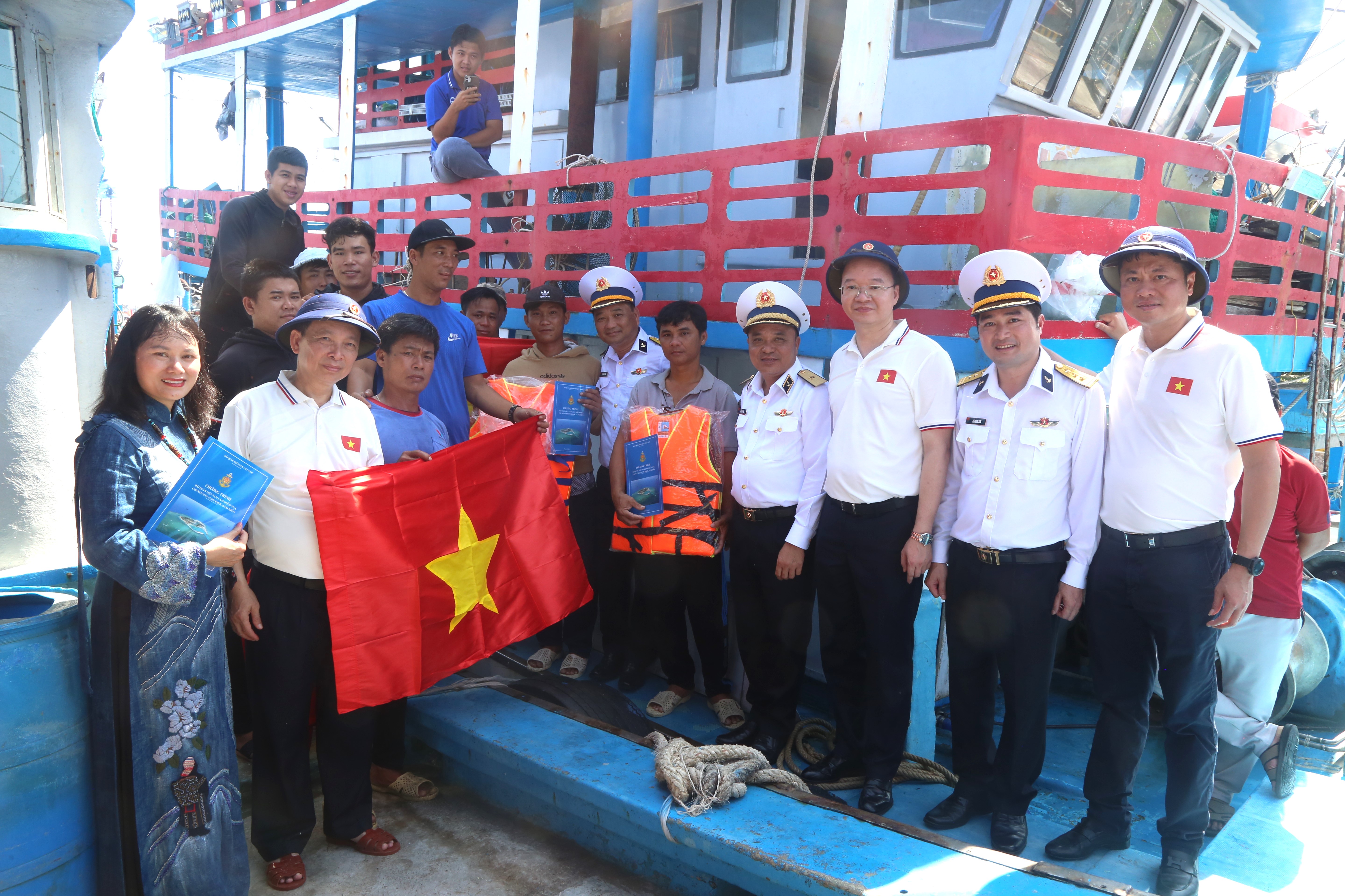 Agribank cùng đoàn công tác ngành ngân hàng thăm hỏi và động viên quân dân huyện đảo Trường Sa và Nhà giàn DKI - ảnh 3