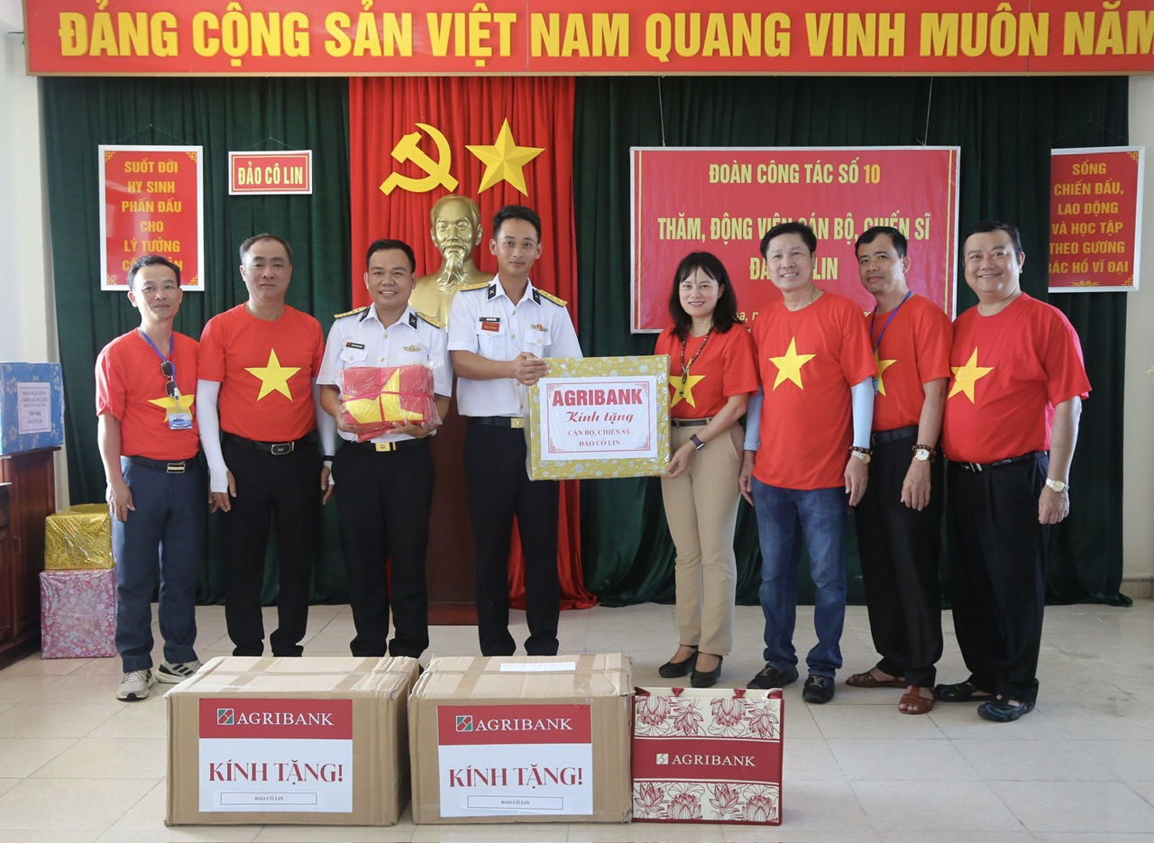Agribank cùng đoàn công tác ngành ngân hàng thăm hỏi và động viên quân dân huyện đảo Trường Sa và Nhà giàn DKI - ảnh 6