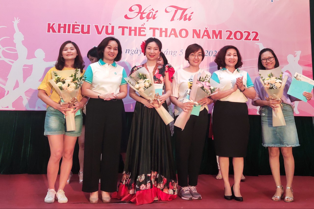 Công đoàn cơ quan Hội LHPN Hà Nội: Đặc sắc, ấn tượng hội thi “Khiêu vũ thể thao” năm 2022 - ảnh 6