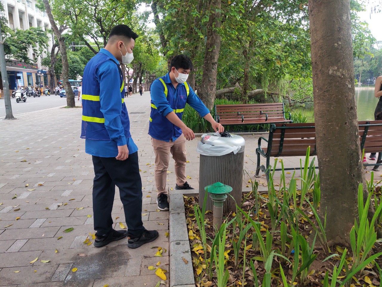 Hội LHPN quận Hoàn Kiếm: Trưng bày, giới thiệu sản phẩm tái chế thân thiện với môi trường - ảnh 10