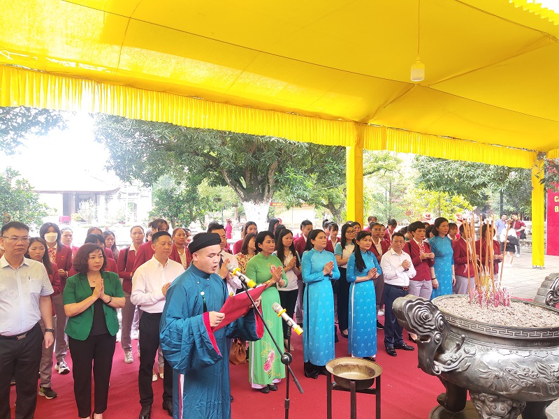 Đoàn nữ vận động viên tiêu biểu Sea Games 31 dâng hương, báo công tại đền Hai Bà Trưng - ảnh 1