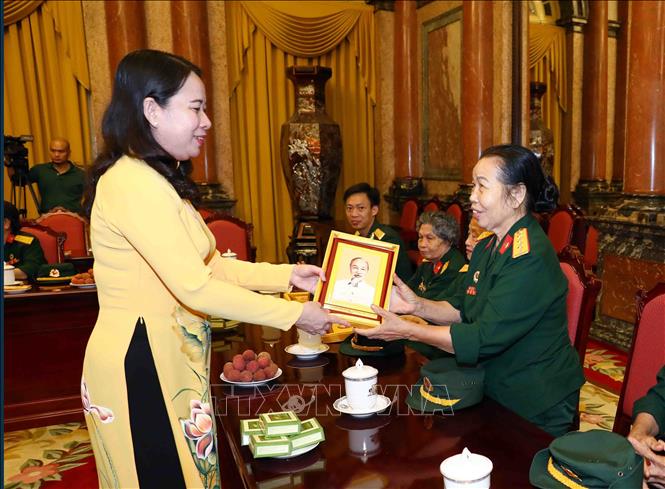 Phó Chủ tịch nước tiếp Đại đội Nữ lái xe Trường Sơn - ảnh 1
