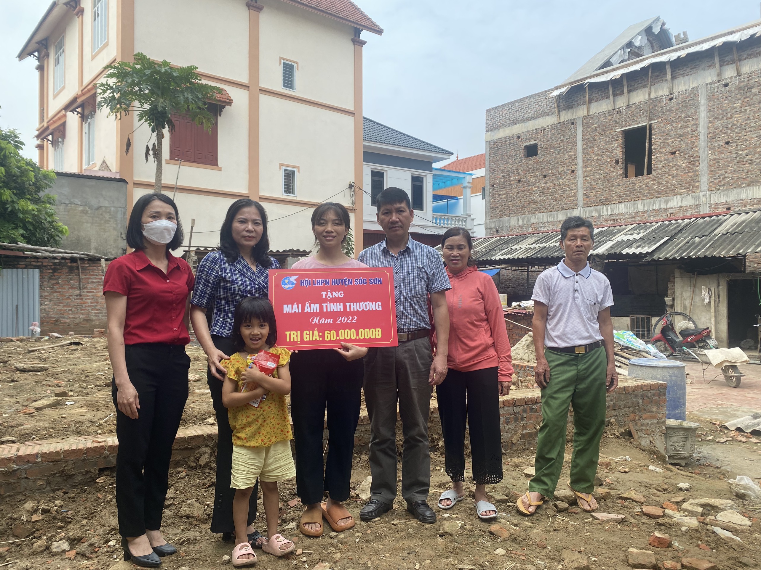 Hội LHPN huyện Sóc Sơn: Trao tặng kinh phí hỗ trợ xây “Mái ấm tình thương” cho phụ nữ khó khăn - ảnh 1