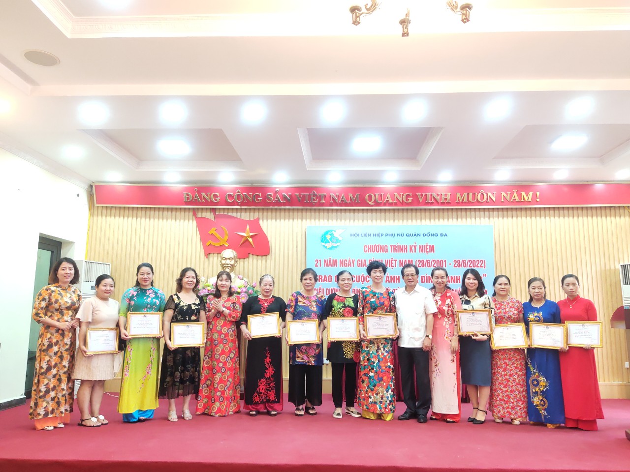 Hội LHPN quận Đống Đa: Trao giải cuộc thi ảnh “Gia đình hạnh phúc” - ảnh 5