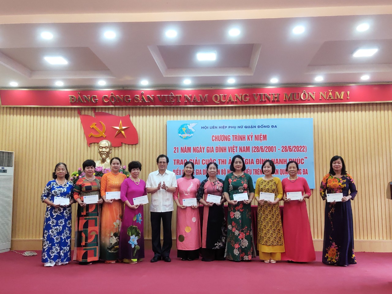 Hội LHPN quận Đống Đa: Trao giải cuộc thi ảnh “Gia đình hạnh phúc” - ảnh 2