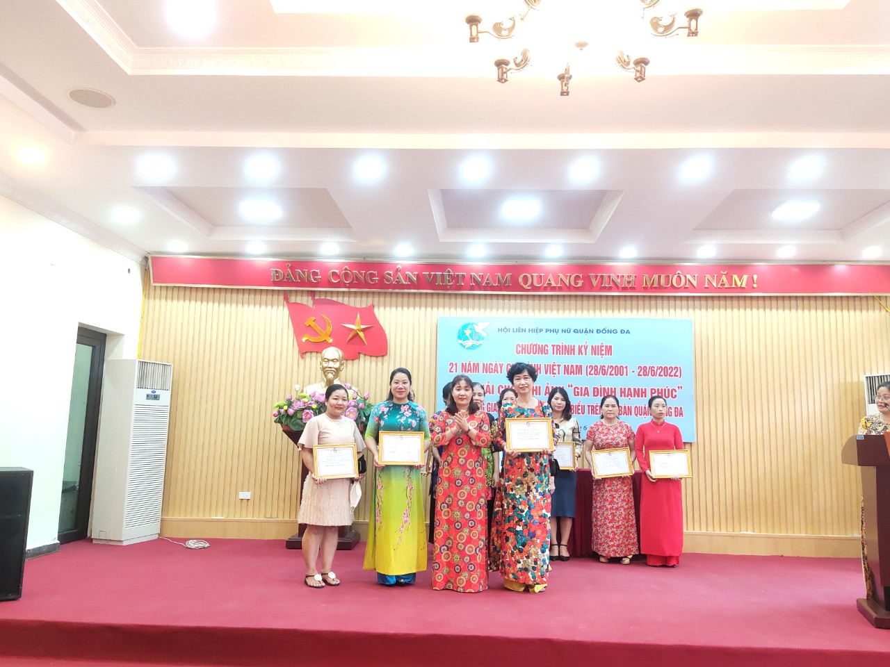 Hội LHPN quận Đống Đa: Trao giải cuộc thi ảnh “Gia đình hạnh phúc” - ảnh 4