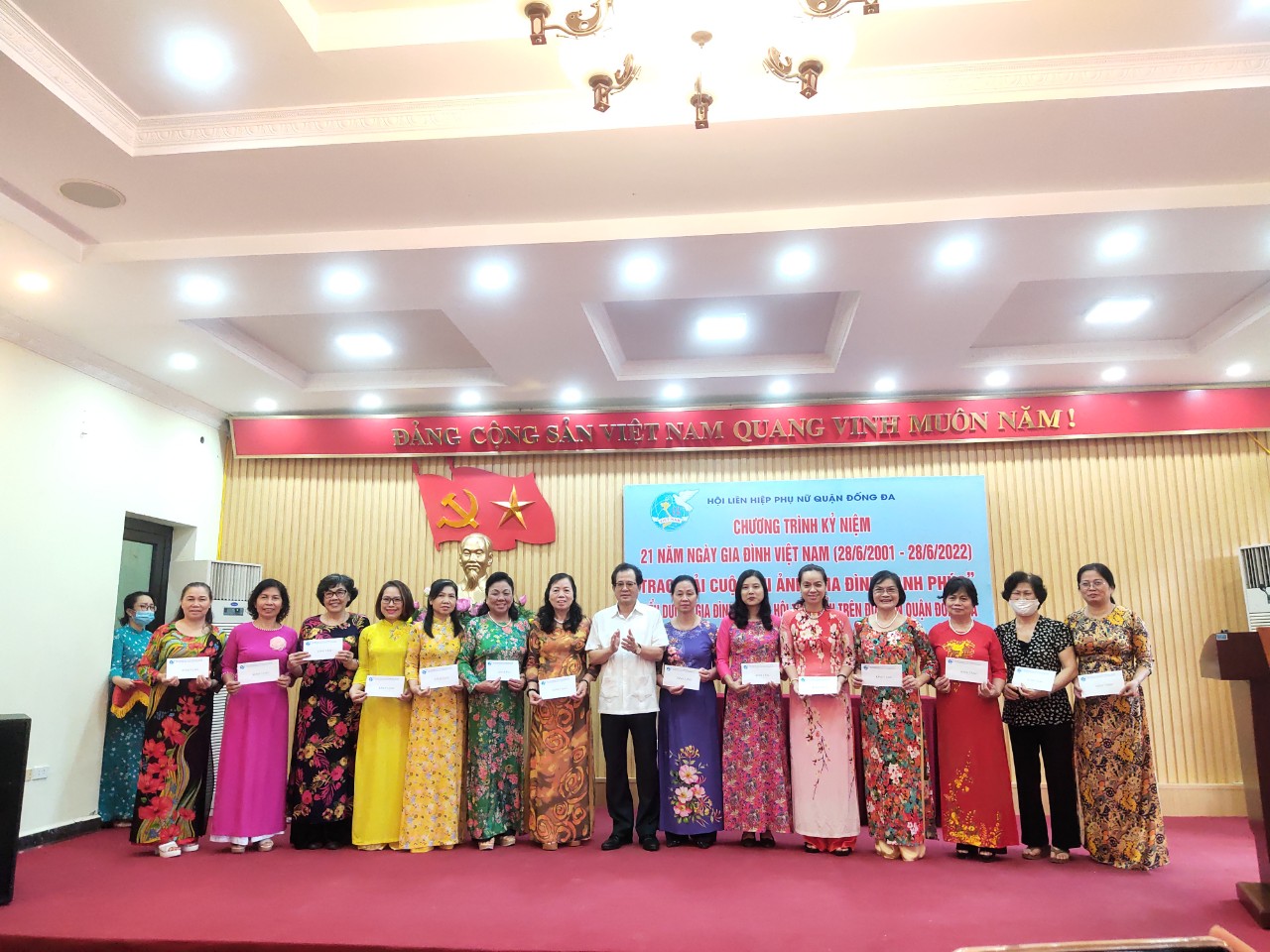 Hội LHPN quận Đống Đa: Trao giải cuộc thi ảnh “Gia đình hạnh phúc” - ảnh 1