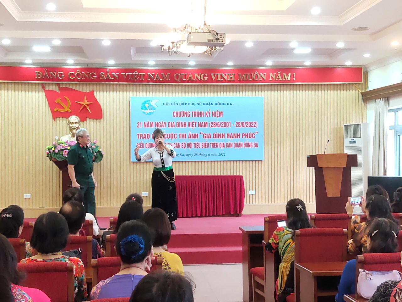 Hội LHPN quận Đống Đa: Trao giải cuộc thi ảnh “Gia đình hạnh phúc” - ảnh 7