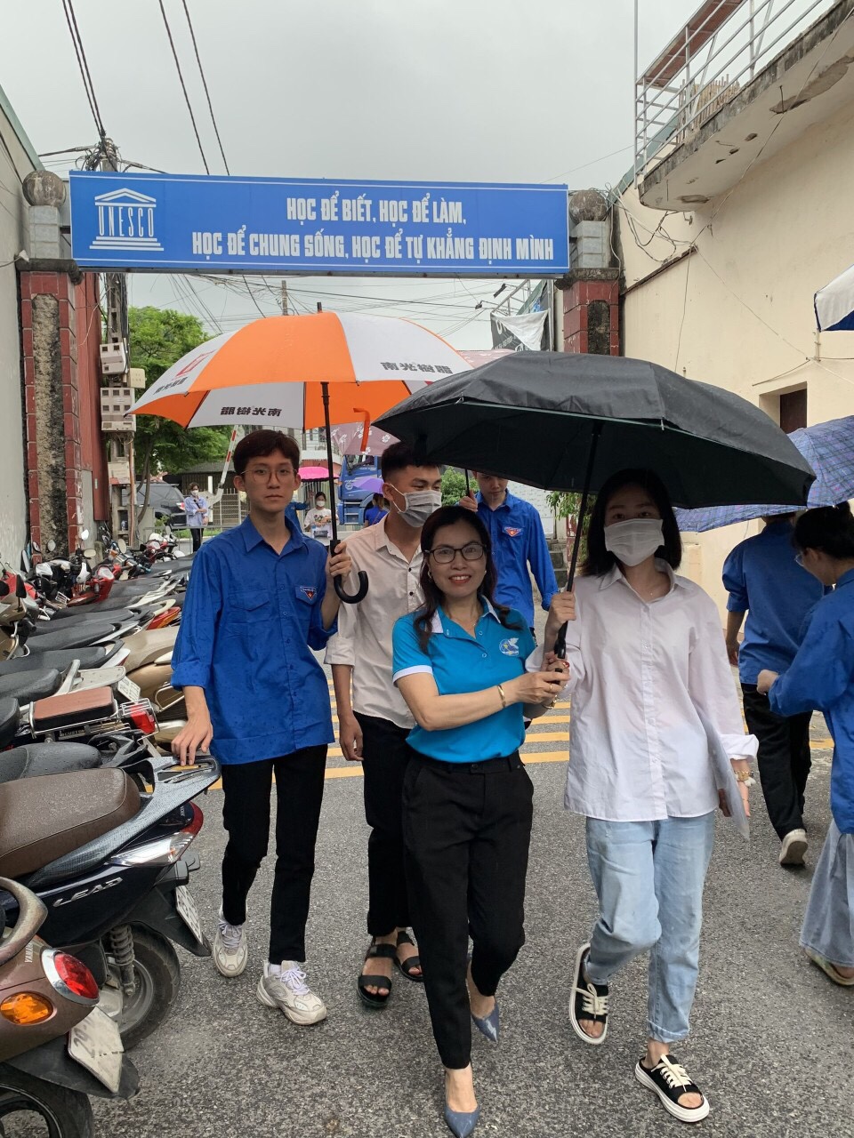 Những hình ảnh đẹp của phụ nữ Thủ đô “Tiếp sức mùa thi” năm 2022 - ảnh 1