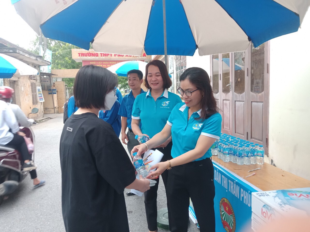 Những hình ảnh đẹp của phụ nữ Thủ đô “Tiếp sức mùa thi” năm 2022 - ảnh 2