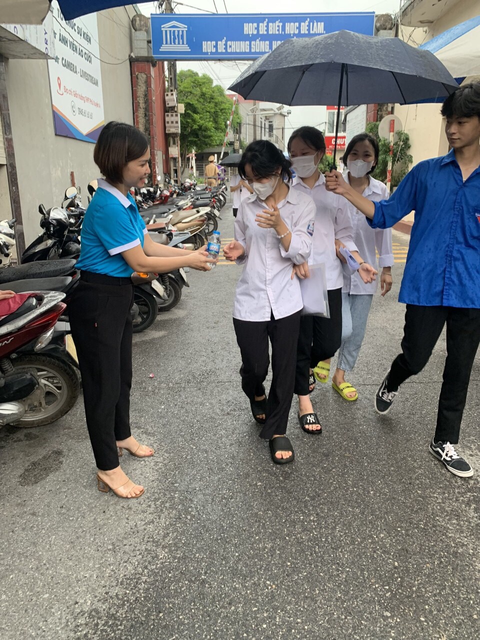 Những hình ảnh đẹp của phụ nữ Thủ đô “Tiếp sức mùa thi” năm 2022 - ảnh 4