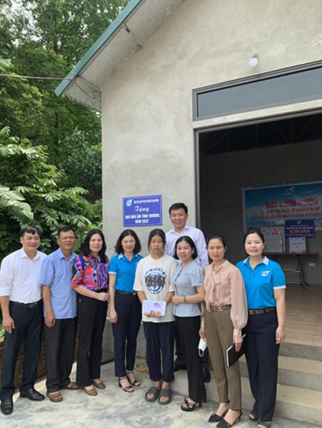 Hội LHPN quận Long Biên: Bàn giao “Mái ấm tình thương” cho phụ nữ nghèo huyện Quốc Oai - ảnh 2