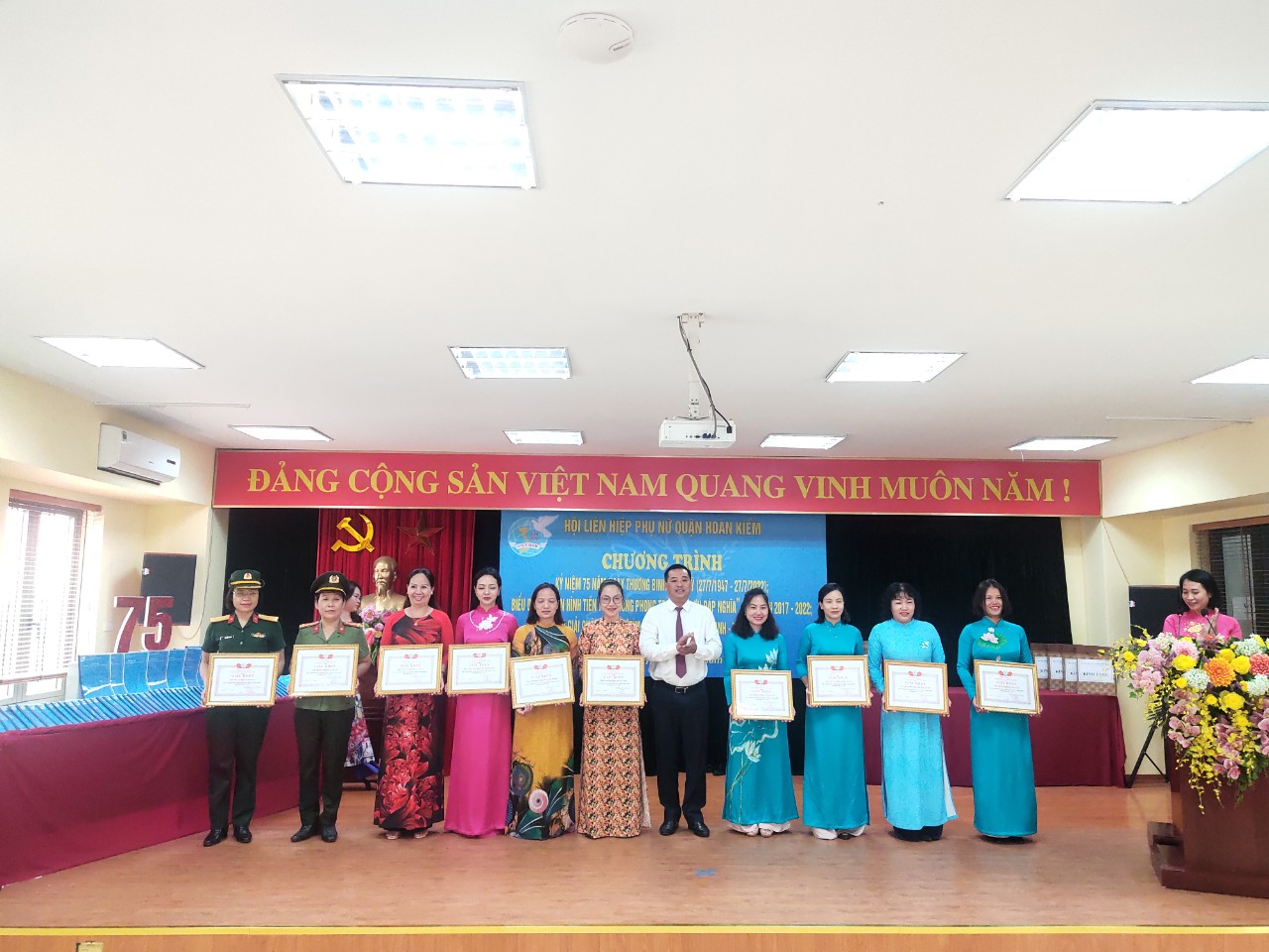 Hội LHPN quận Hoàn Kiếm: Biểu dương điển hình tiên tiến trong phong trào “Đền ơn đáp nghĩa” - ảnh 7