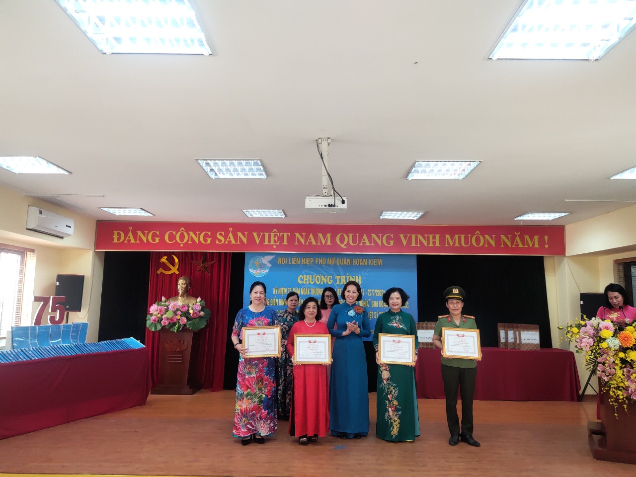 Hội LHPN quận Hoàn Kiếm: Biểu dương điển hình tiên tiến trong phong trào “Đền ơn đáp nghĩa” - ảnh 10