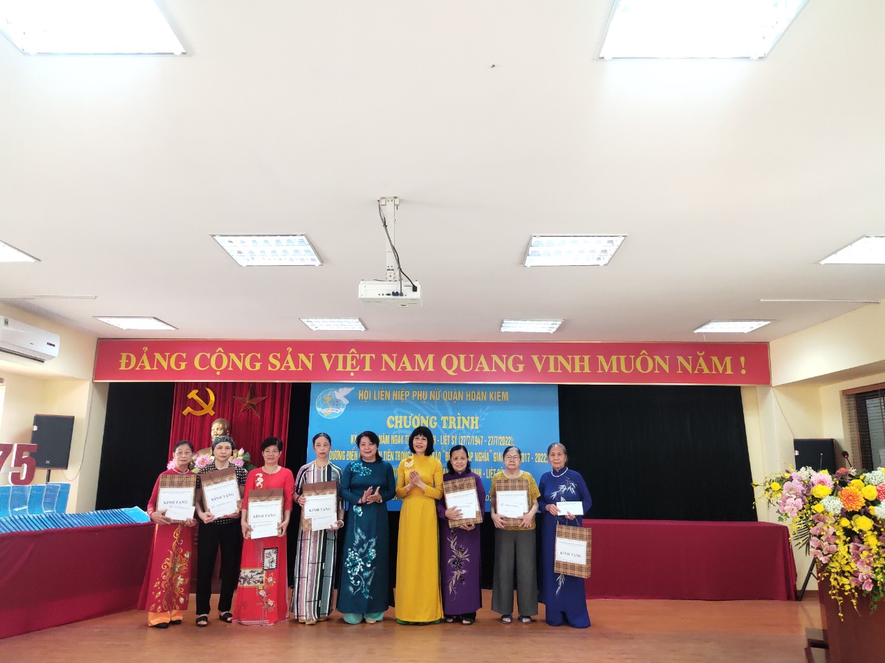 Hội LHPN quận Hoàn Kiếm: Biểu dương điển hình tiên tiến trong phong trào “Đền ơn đáp nghĩa” - ảnh 11