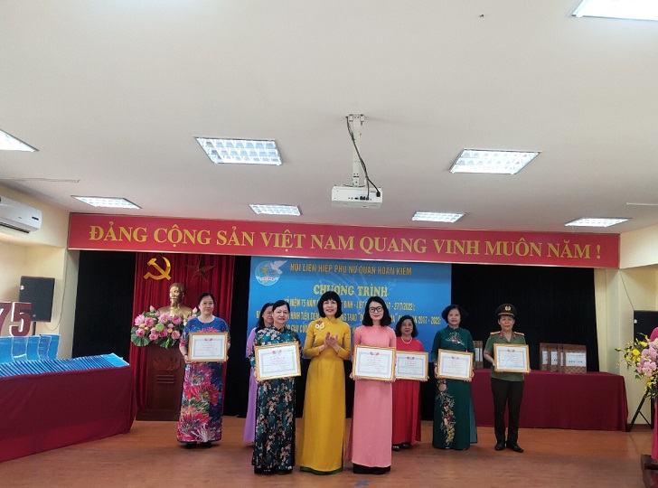 Hội LHPN quận Hoàn Kiếm: Biểu dương điển hình tiên tiến trong phong trào “Đền ơn đáp nghĩa” - ảnh 9