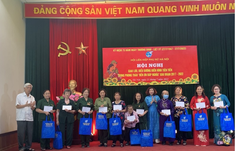 Hội LHPN Hà Nội: Biểu dương 30 tập thể, cá nhân điển hình trong phong trào “Đền ơn đáp nghĩa” - ảnh 9