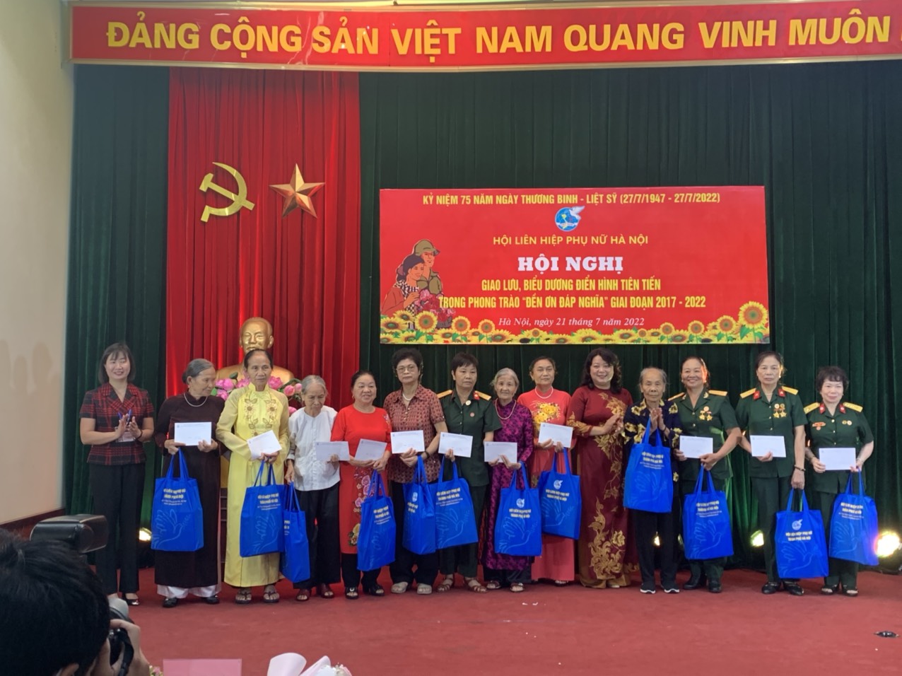 Hội LHPN Hà Nội: Biểu dương 30 tập thể, cá nhân điển hình trong phong trào “Đền ơn đáp nghĩa” - ảnh 8