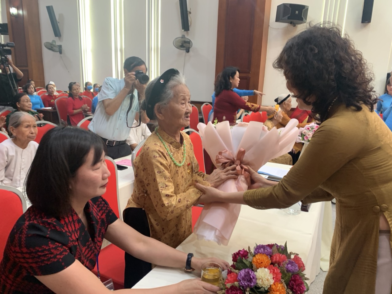 Hội LHPN Hà Nội: Biểu dương 30 tập thể, cá nhân điển hình trong phong trào “Đền ơn đáp nghĩa” - ảnh 3