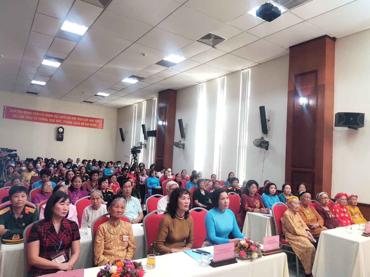 Hội LHPN Hà Nội: Biểu dương 30 tập thể, cá nhân điển hình trong phong trào “Đền ơn đáp nghĩa” - ảnh 6