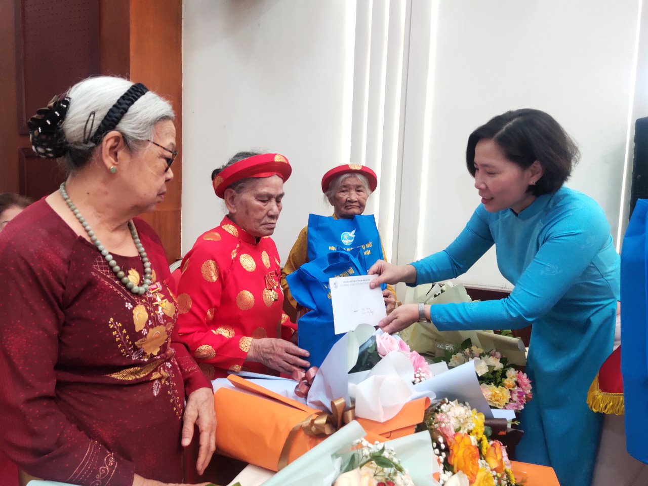 Hội LHPN Hà Nội: Biểu dương 30 tập thể, cá nhân điển hình trong phong trào “Đền ơn đáp nghĩa” - ảnh 4