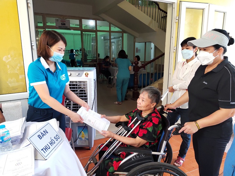 Khám, chăm sóc sức khỏe miễn phí cho hội viên phụ nữ khuyết tật huyện Đông Anh - ảnh 1