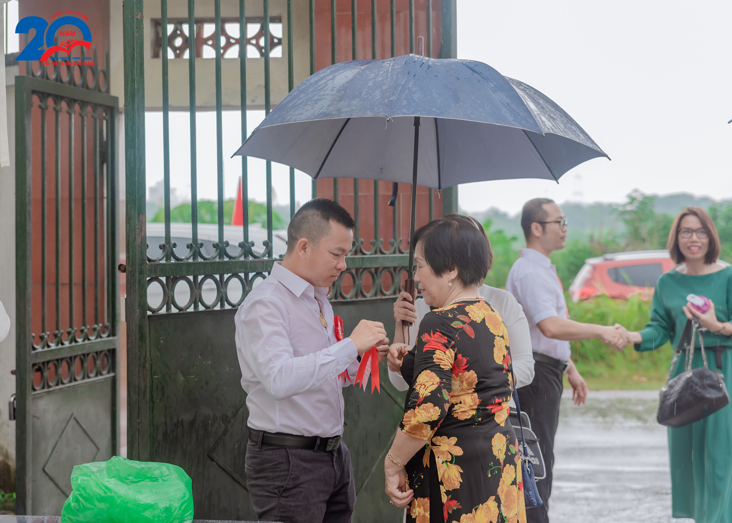 Xúc động 20 năm ngày trở về mái trường xưa dấu yêu - ảnh 7