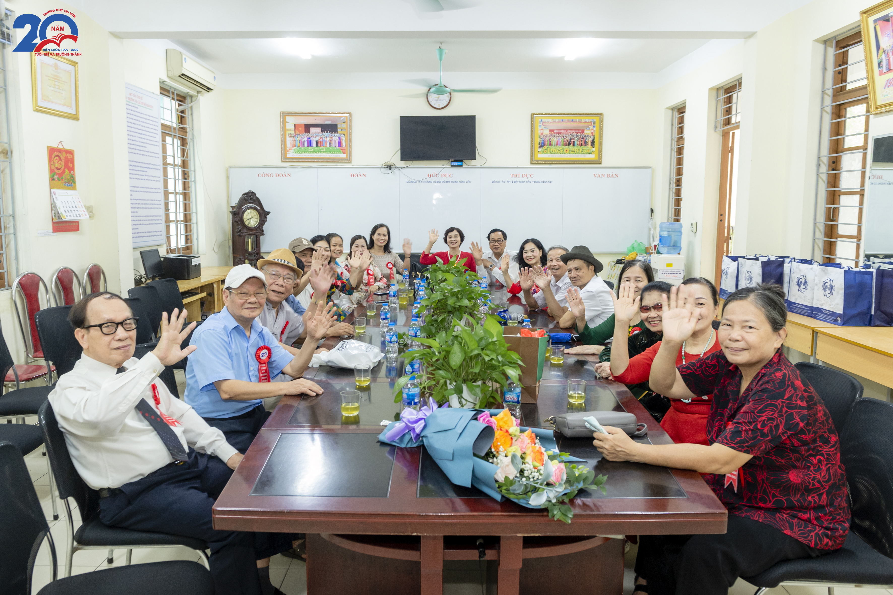 Xúc động 20 năm ngày trở về mái trường xưa dấu yêu - ảnh 11