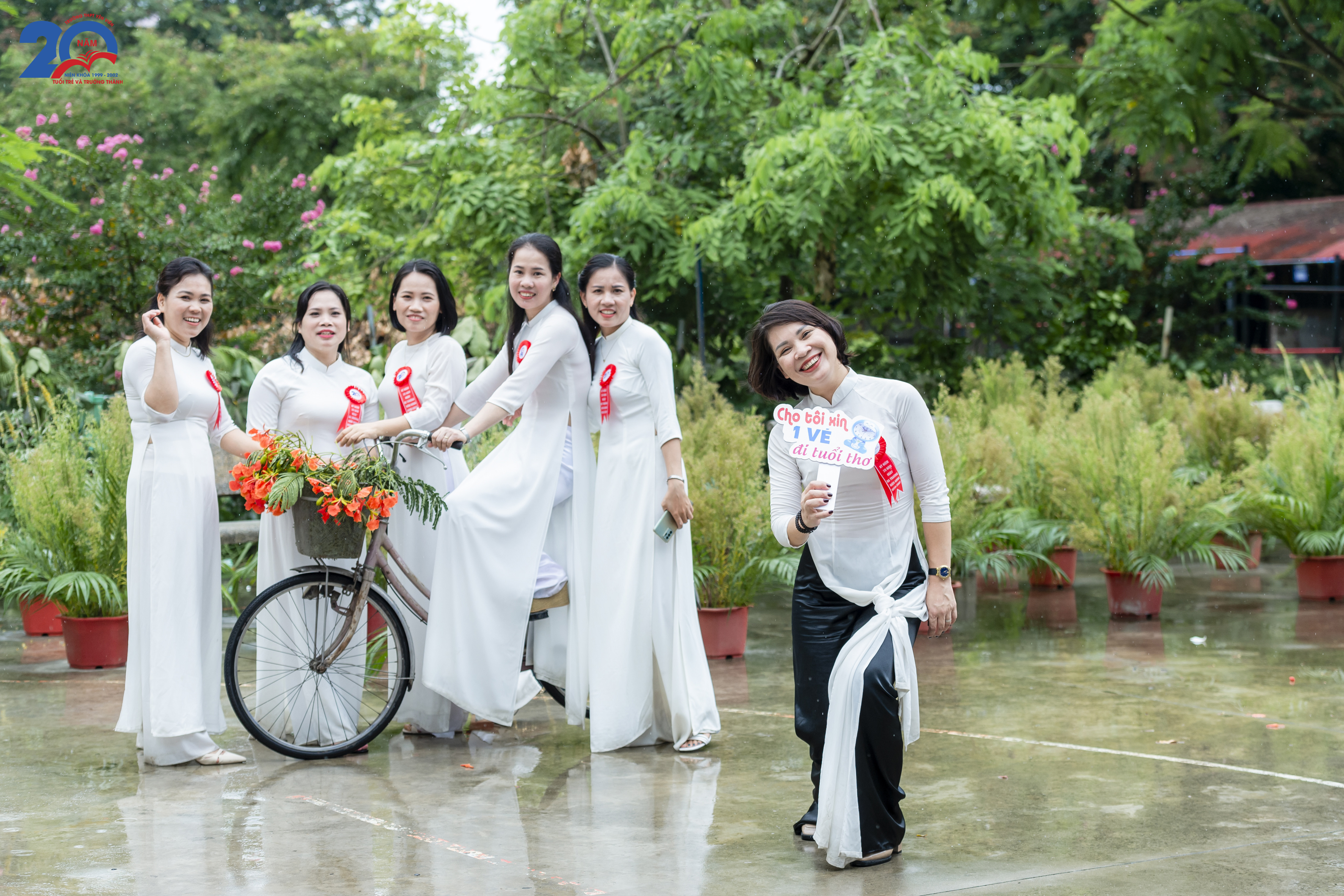 Xúc động 20 năm ngày trở về mái trường xưa dấu yêu - ảnh 16