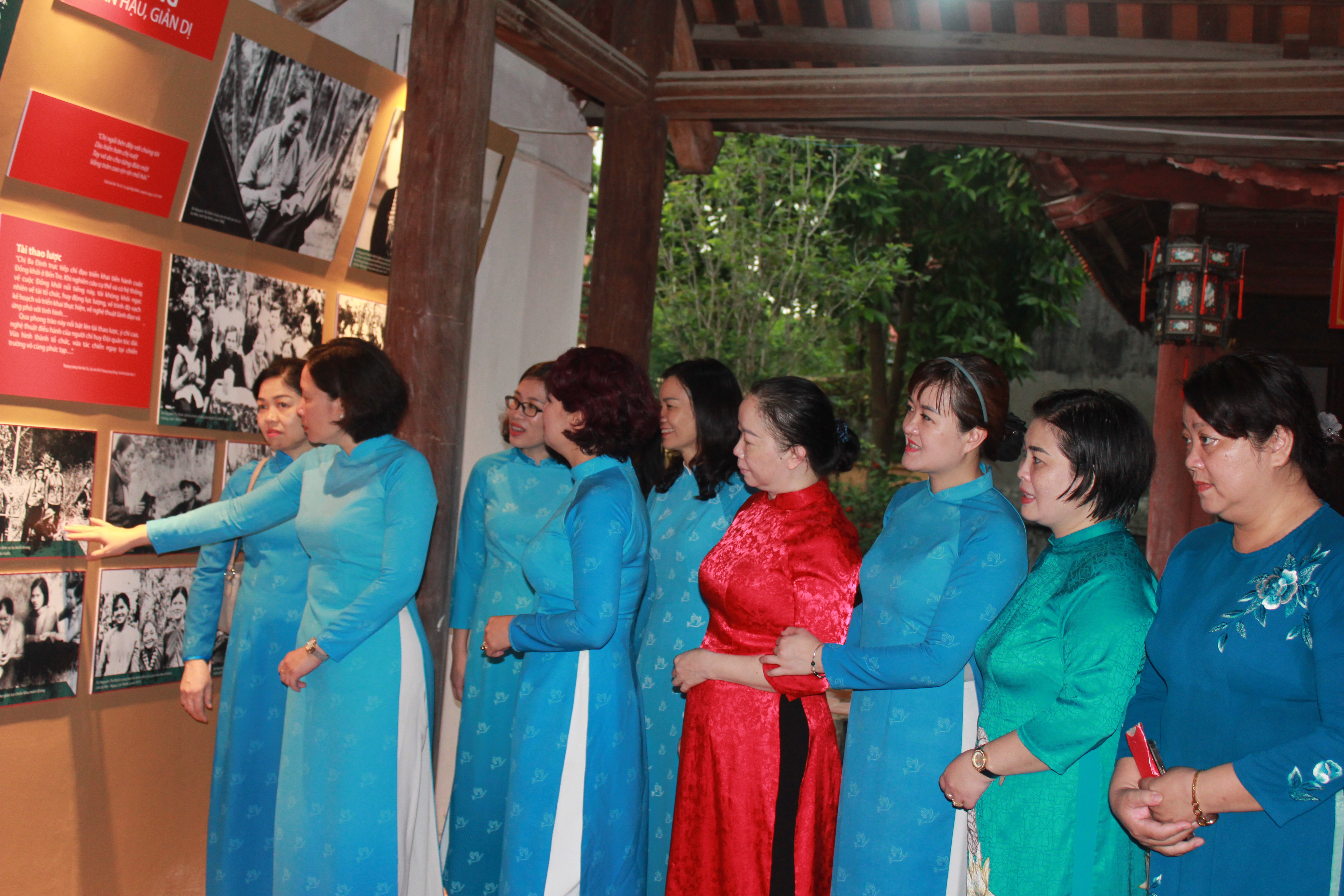 Hội LHPN Hà Nội bàn giao Khu trưng bày hình ảnh bà Nguyễn Thị Định tại đền Hát Môn - ảnh 7