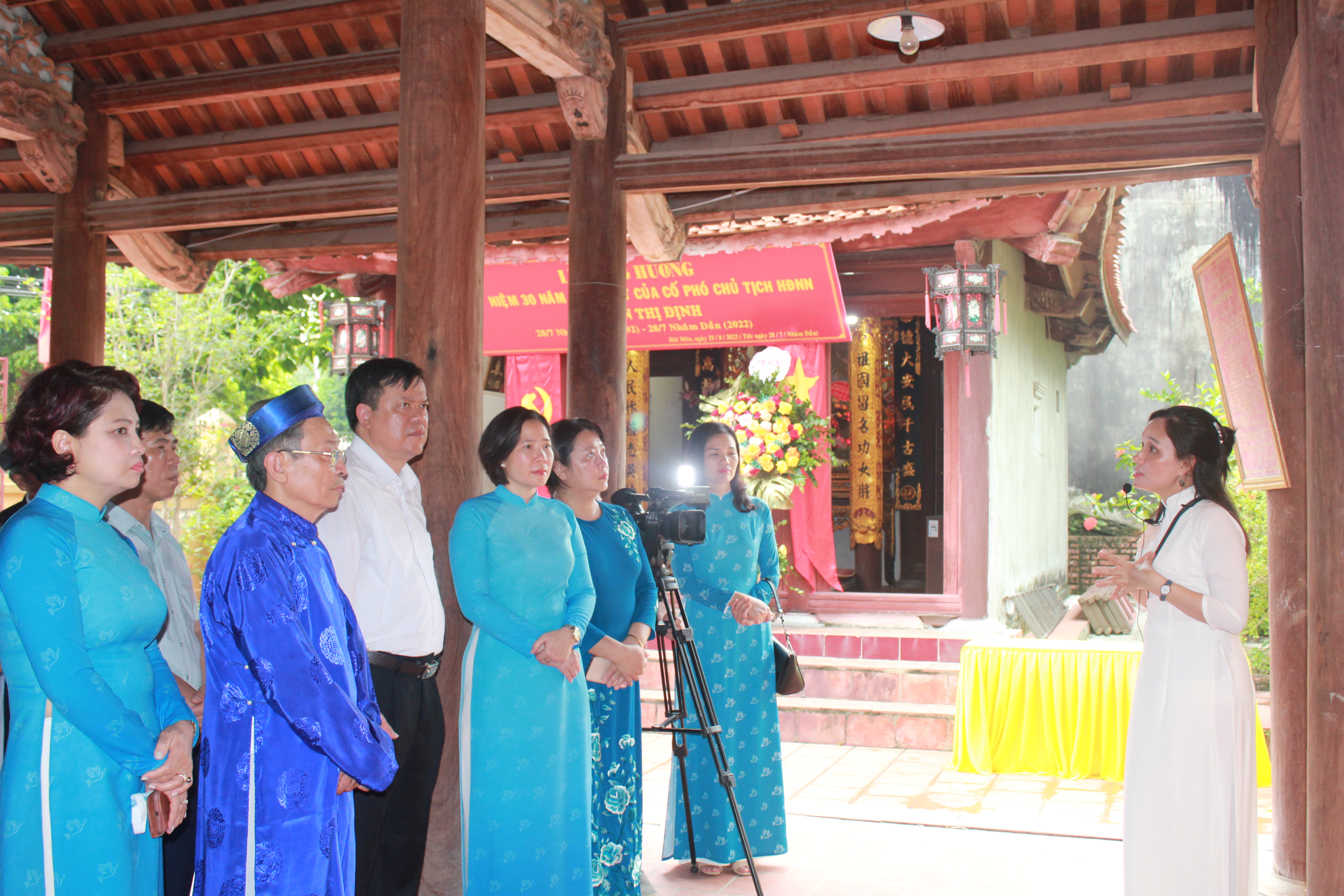 Hội LHPN Hà Nội bàn giao Khu trưng bày hình ảnh bà Nguyễn Thị Định tại đền Hát Môn - ảnh 8