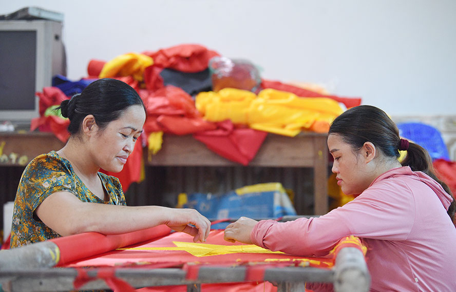Nhộn nhịp làng nghề may cờ Tổ quốc - ảnh 2