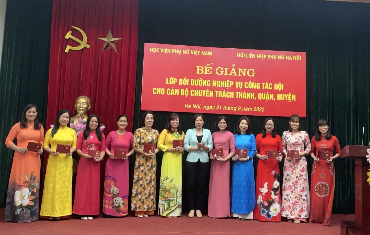Hội LHPN Hà Nội: Bế giảng lớp bồi dưỡng nghiệp vụ công tác Hội năm 2022 - ảnh 1