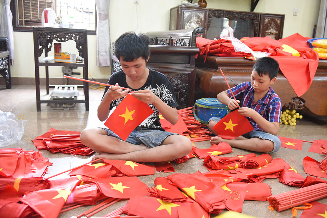 Nhộn nhịp làng nghề may cờ Tổ quốc - ảnh 5