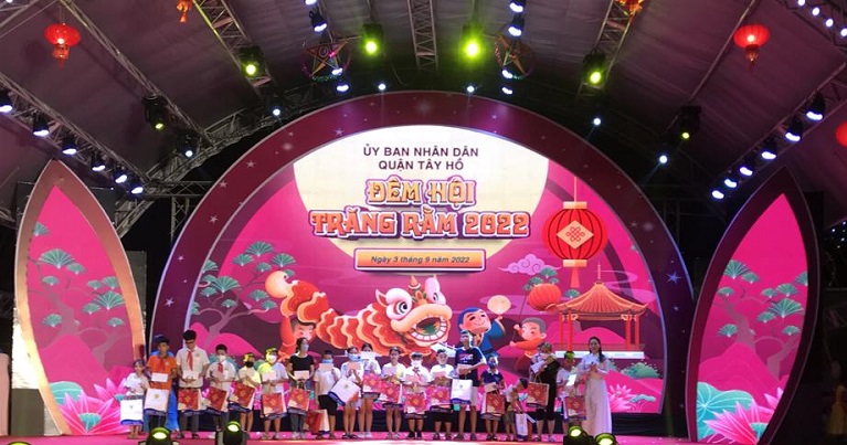 Quận Tây Hồ: Tặng quà cho 100 học sinh có hoàn cảnh khó khăn nhân dịp Tết Trung thu 2022 - ảnh 1